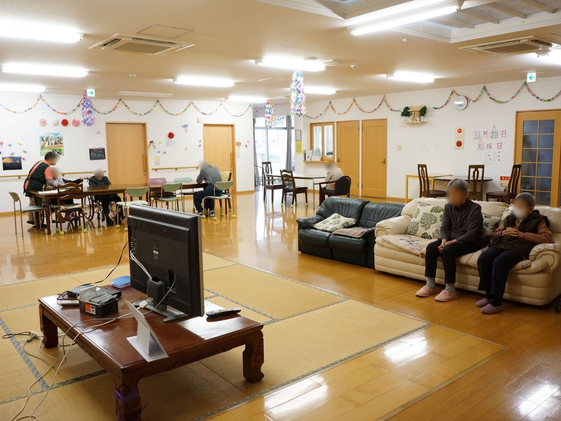 広々とした明るいスペースになっている。壁や天井に手作りの飾りがあり、明るい雰囲気である。火災報知器を設置しており緊急時も安心である。
