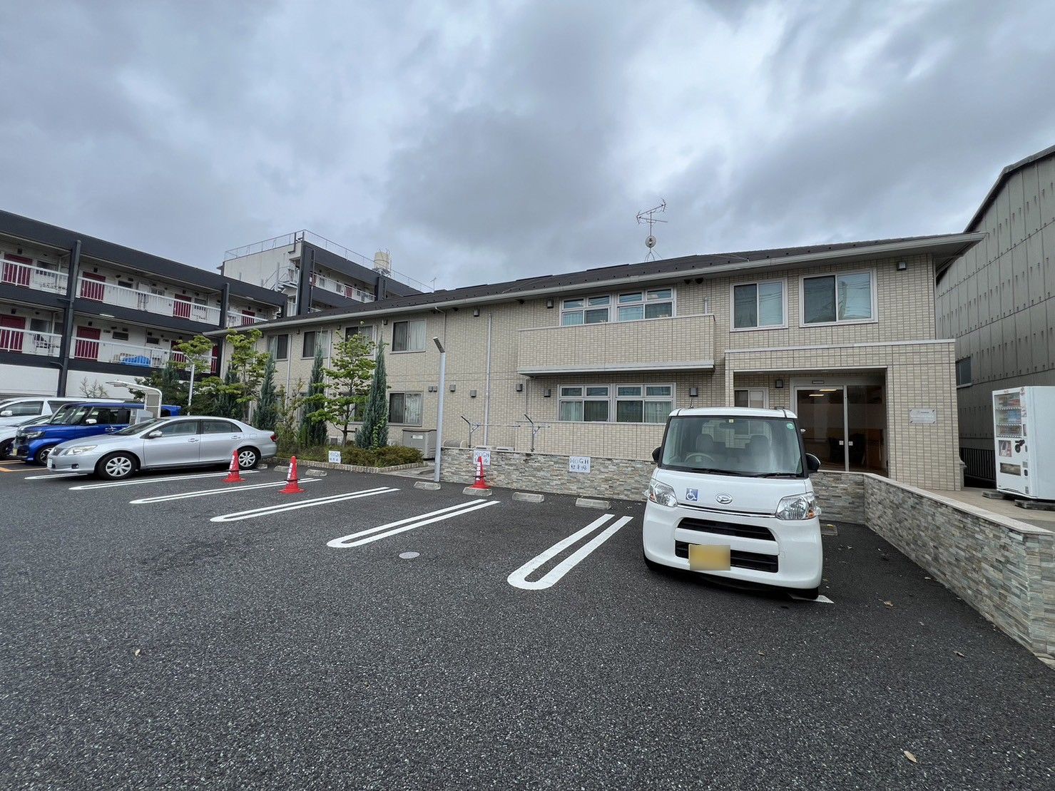 ゆったり駐車場のある建物