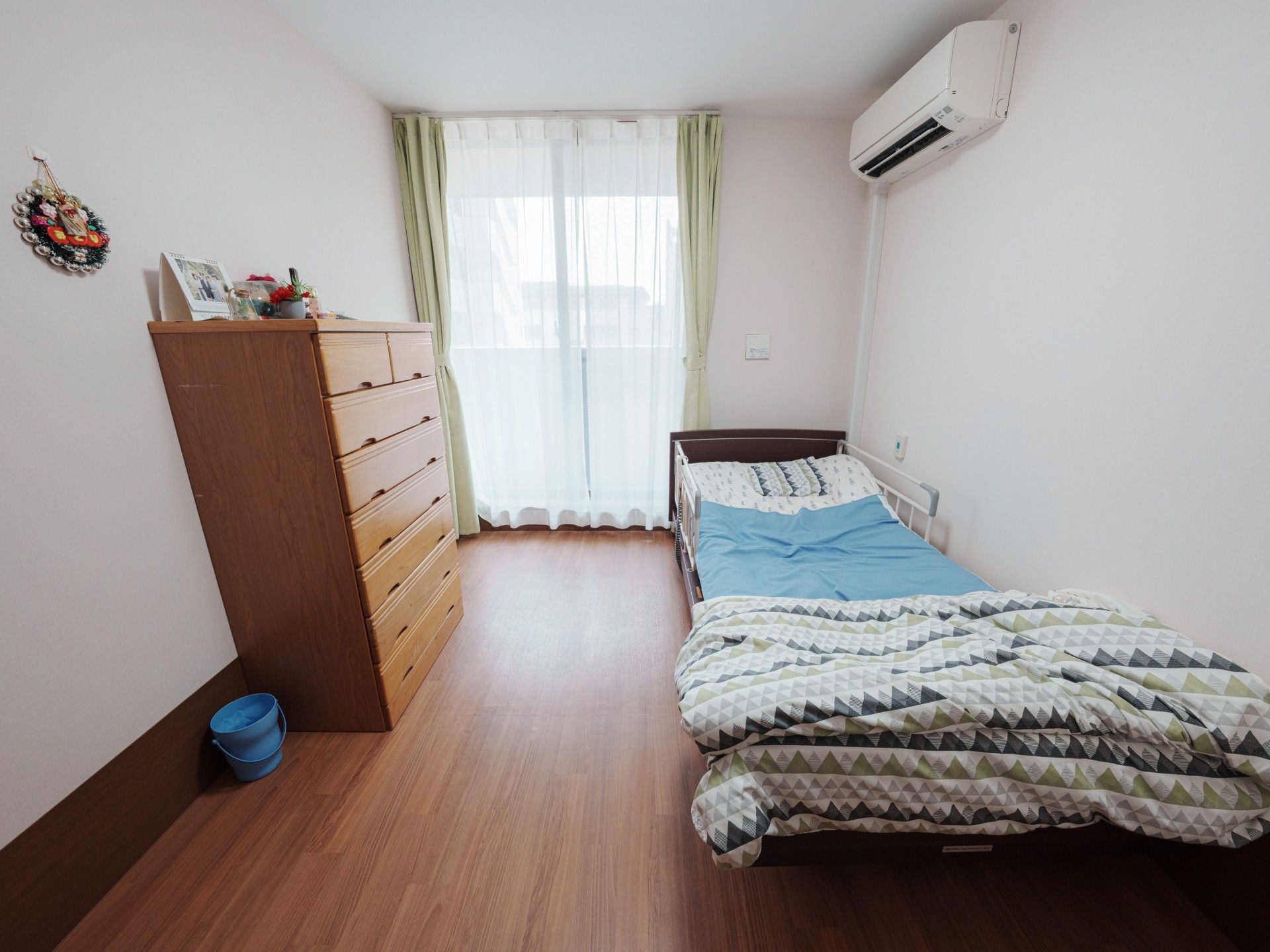 明るい個室の様子