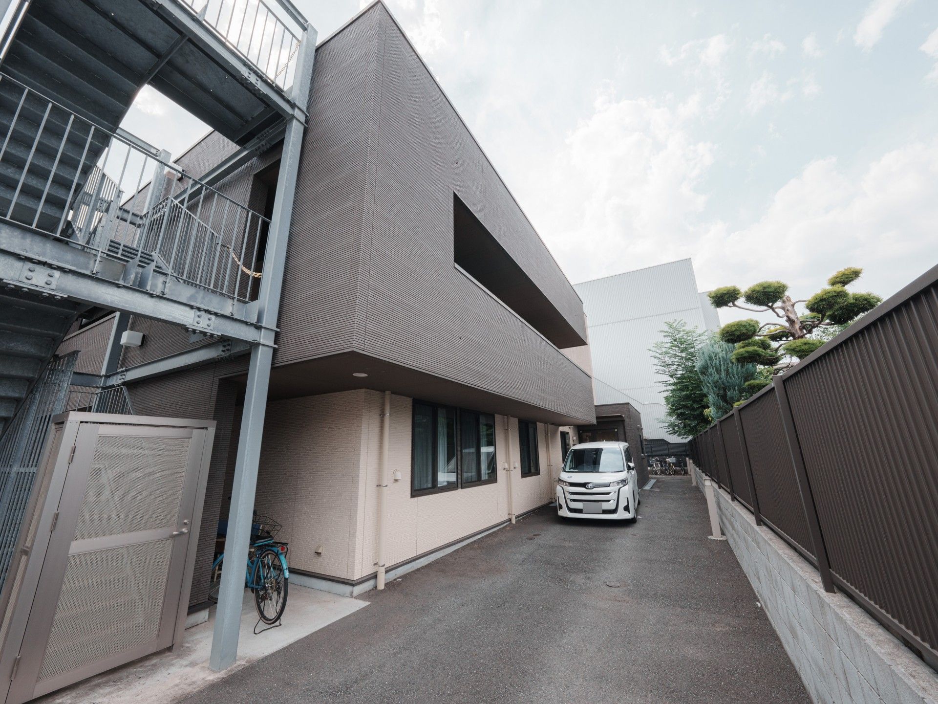 建物外観と駐車スペース