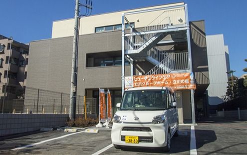 駐車場と建物の外観