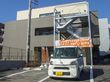 駐車場と建物の外観