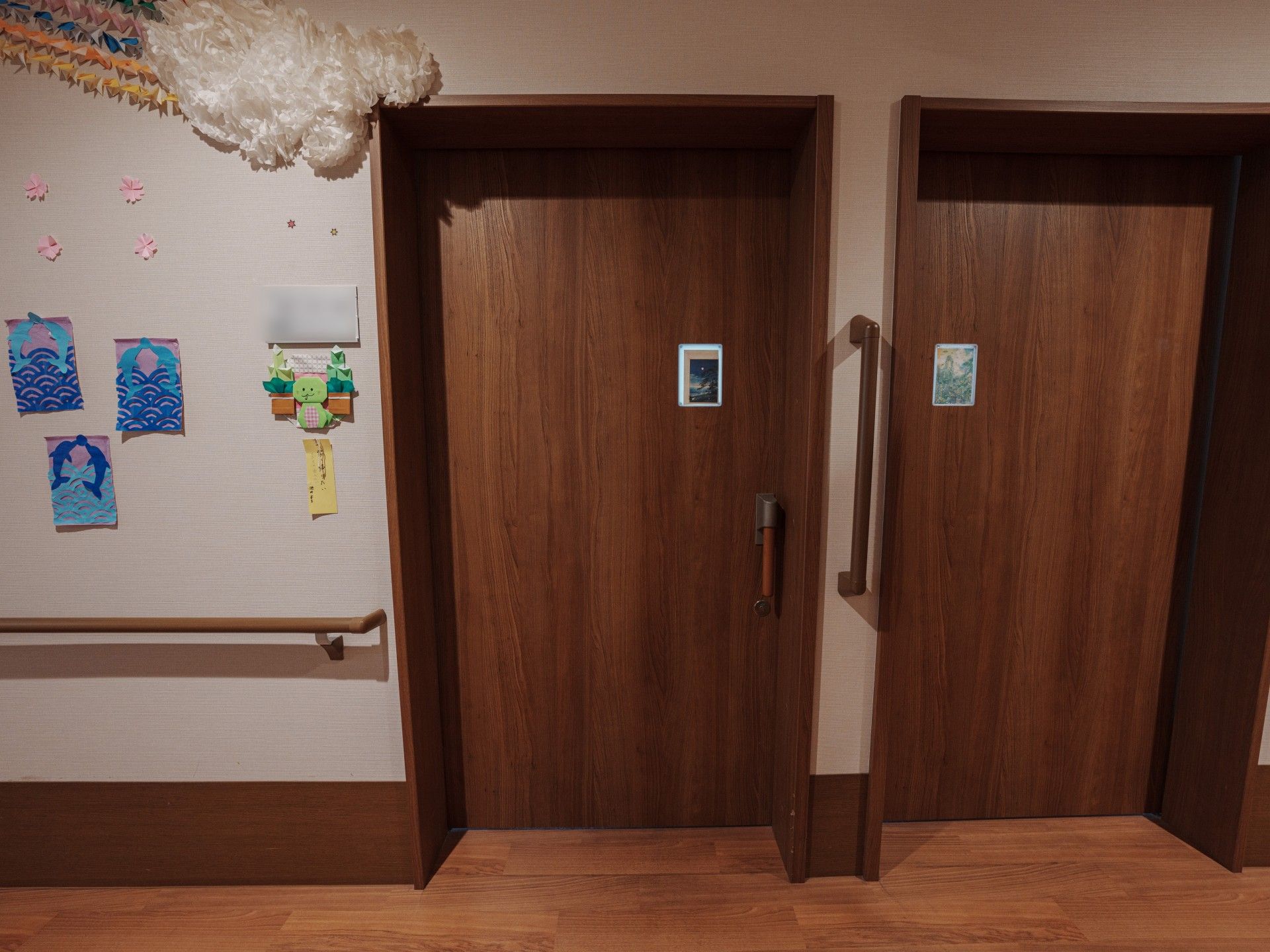 手作り装飾のある廊下