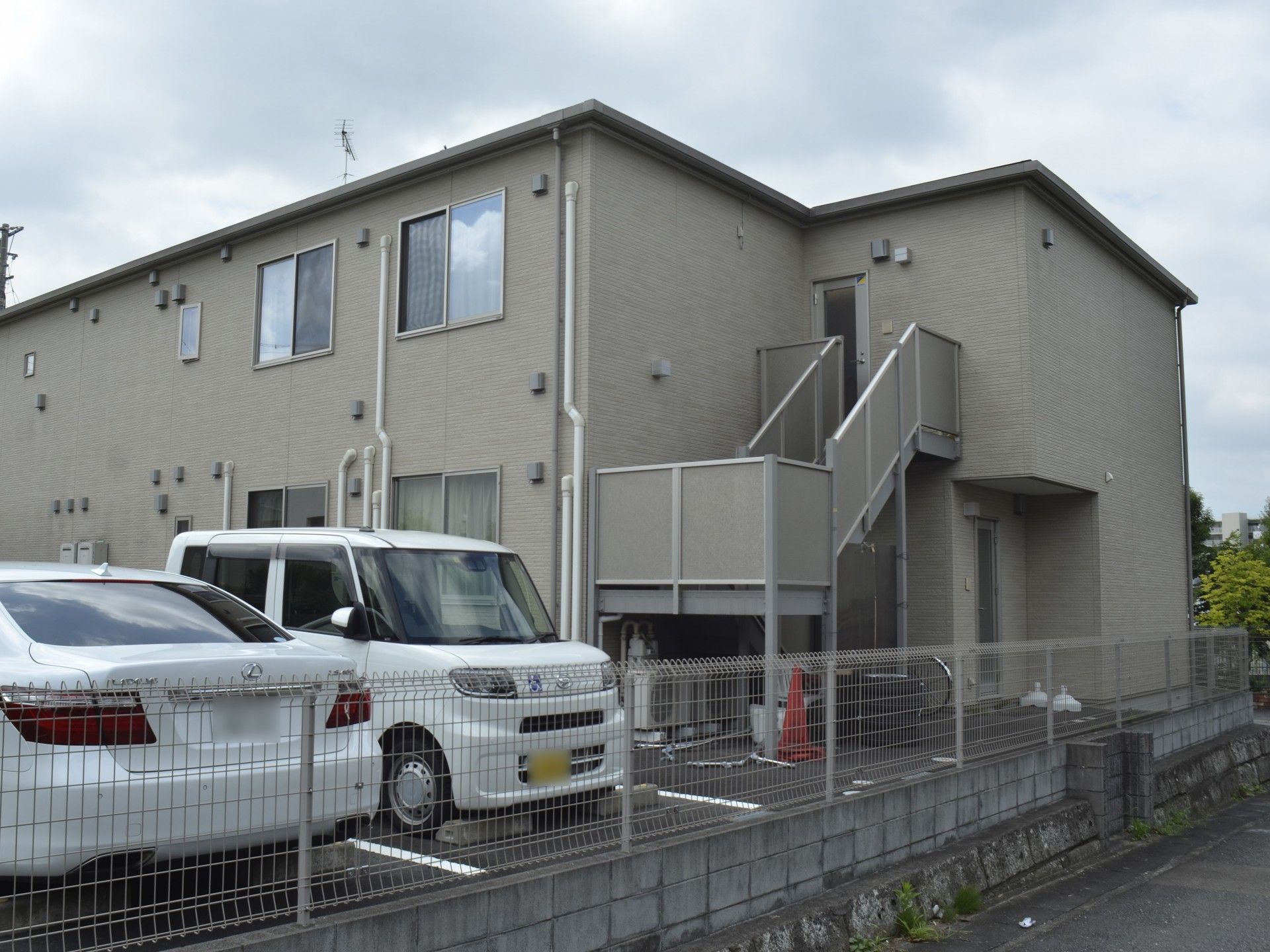 周辺がバリアフリーになっている、白を基調としたシンプルなデザインの施設建物