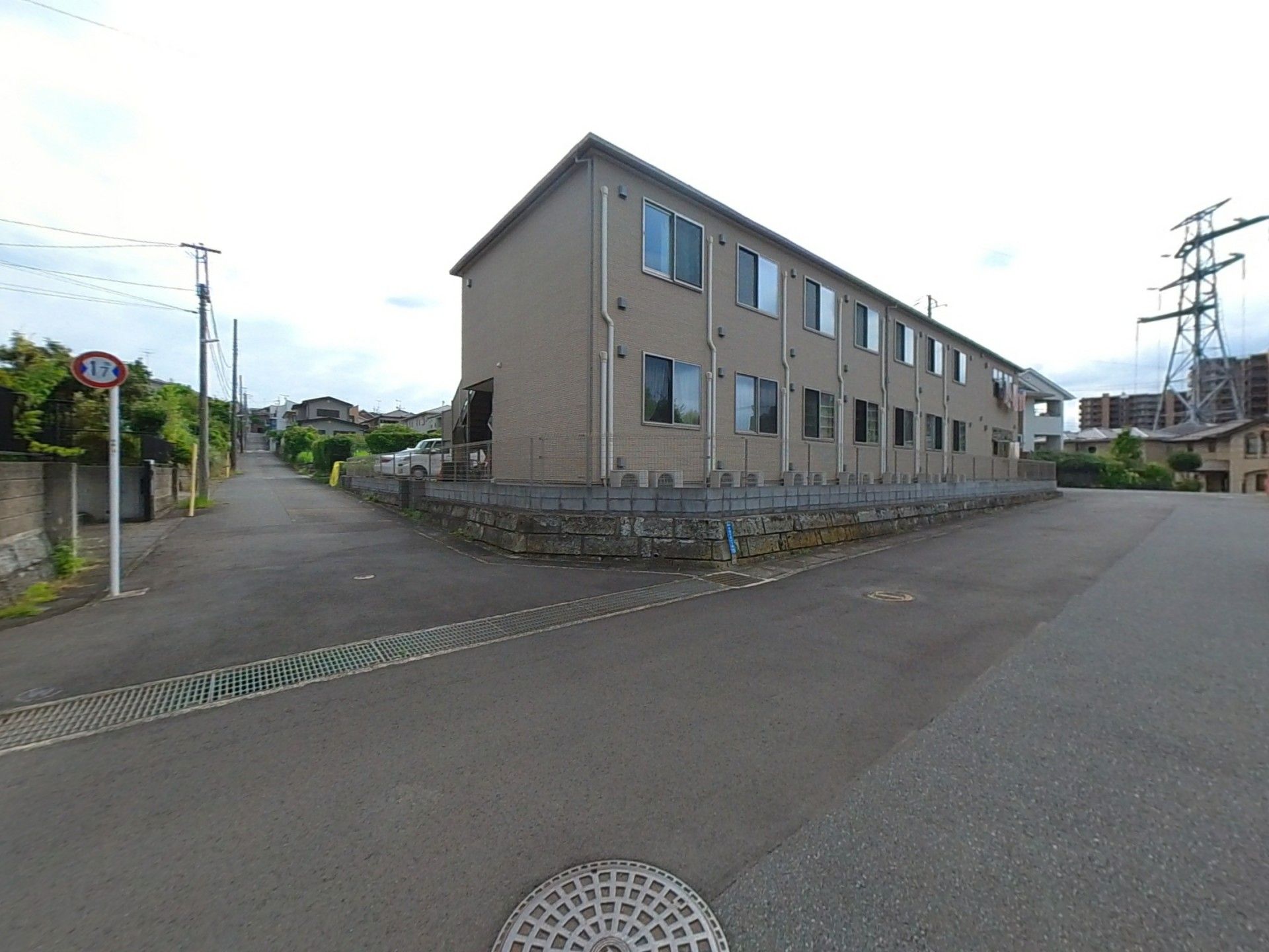 ゆったりとした外観の建物