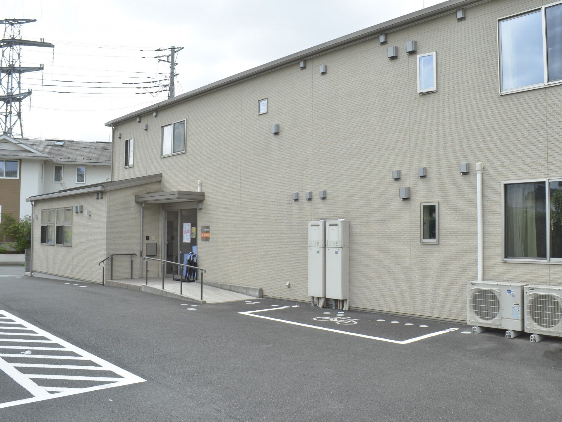 明るい外観の建物入口