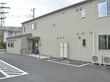 明るい外観の建物入口