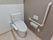 ゆったりとした広さのある室内には、トイレが1台設置されている。壁には2種類の手すりが取りつけられている。