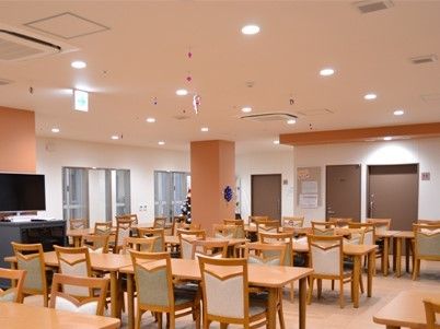 天井が高く、照明がたくさん設置されている、明るく開放感のあるダイニングスペース