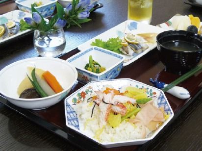 品数の多い特別食が写っている。春の食材が使われているのが分かるメニュー