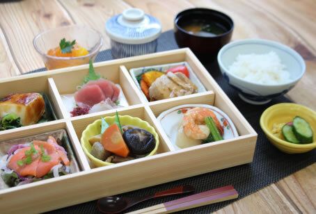 刺身や野菜の煮物がセットになった和食
