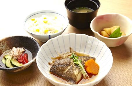 カレイの煮つけとご飯と味噌汁のセット