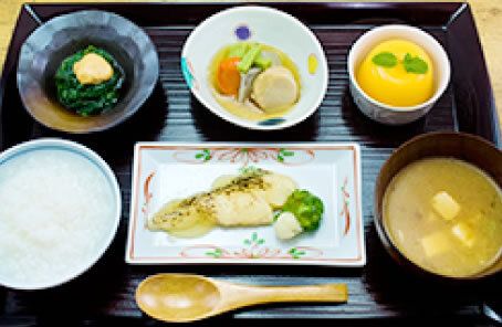 焼き魚がメインのご飯と汁物が付いた献立
