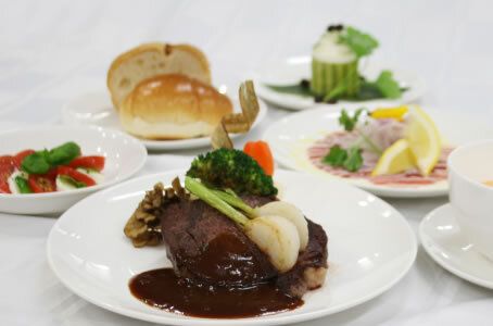 肉料理とサラダやデザートが付いた洋食