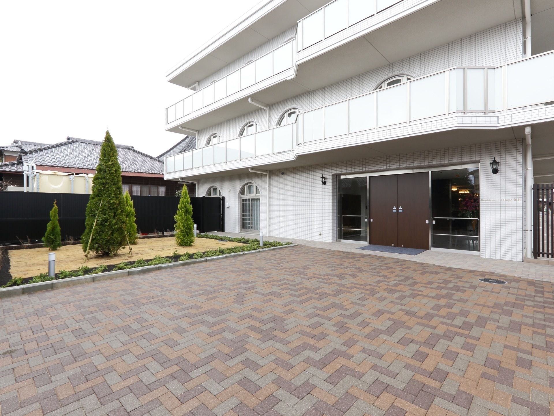 鉄筋コンクリート建ての施設の建物である。外壁は白色のタイルが全面に貼られており、明るい雰囲気になっている。