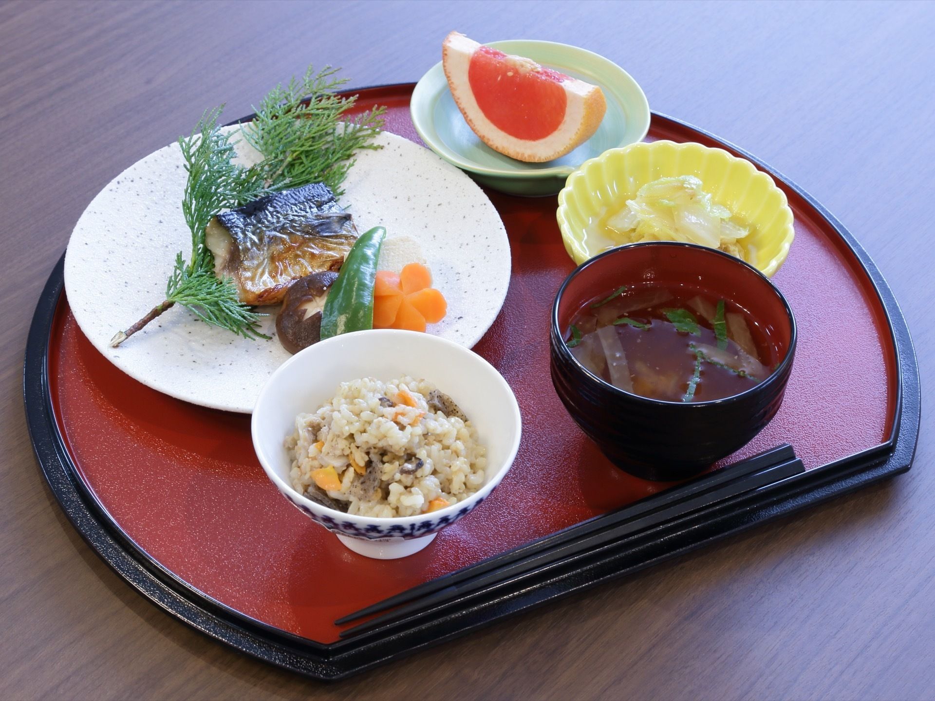 見た目にも色鮮やかな食欲を刺激する料理である。栄養計算されており毎日の必要なエネルギーを摂取することができる。