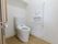 清潔感のあるトイレである。壁には呼出し用の押しボタンが設置されており、急用の場合には介護スタッフを呼ぶことができる。