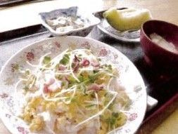 食事の一例である。色鮮やかで食欲をそそるメニューをご用意している。メロンなど、旬の食べ物を食べていただける。