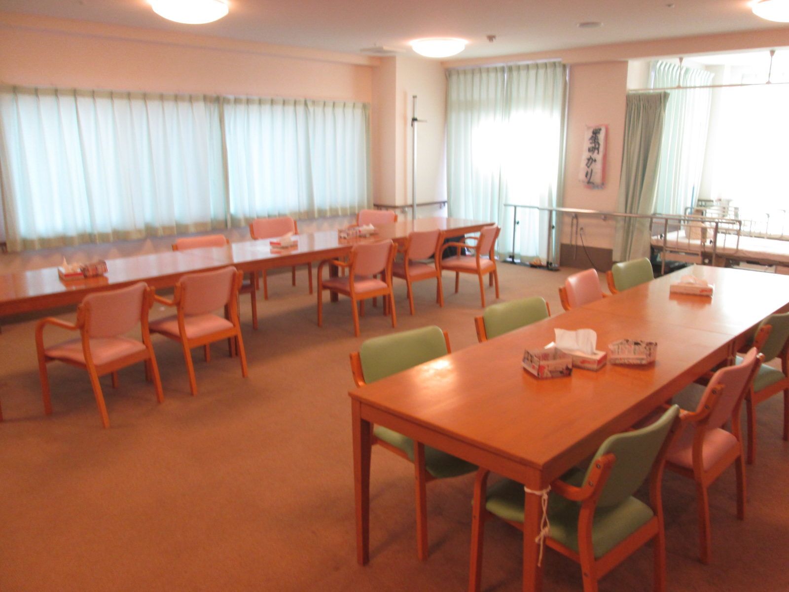 リビングには机とテーブルが設置されている。