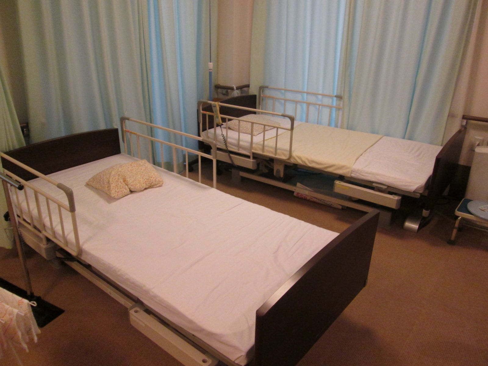 静養室には介護用ベッドが設置されている。