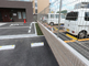 介護施設とそこに停まる車