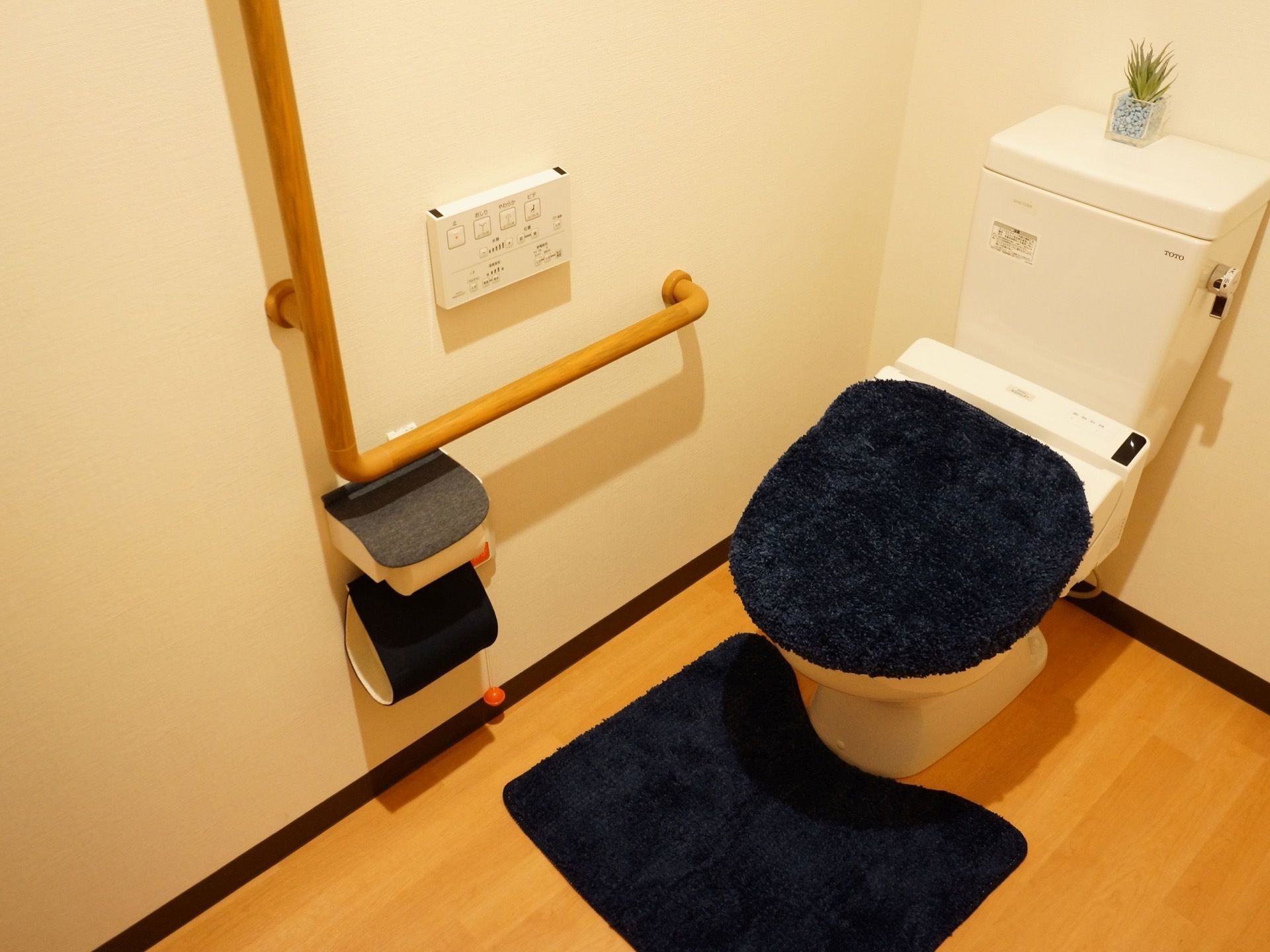 明るいトイレは温水洗浄便座になっており、快適に利用することができる。L字型に手すりを設置しており、安全である。