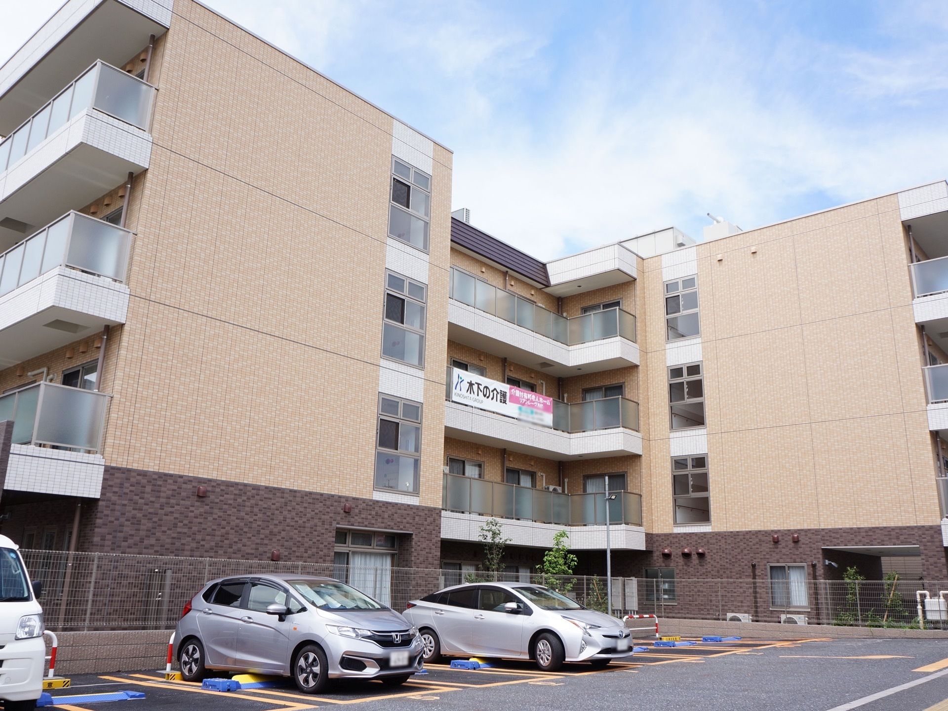 施設は4階建てであり、各部屋のベランダには曇りガラスのプレートが付けられている。敷地内には駐車場がある。