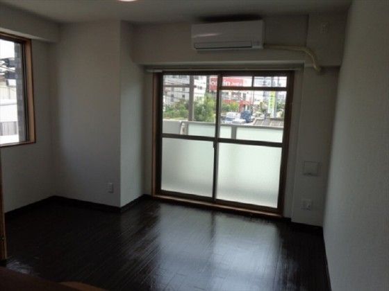 室内は白い壁と茶色のフローリングになっている。窓は二か所あるので明るく、圧迫感のない部屋になっている。