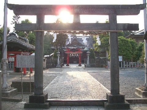 牡丹園でも有名な、1300年以上の歴史がある稲荷神社。最寄りの駅から徒歩５分にある。他にも県指定、市指定の文化財が複数ある。