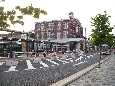 駅舎は壁にレンガを使用したお洒落な建物。改札階とホームの間には、エスカレーターとエレベーターが設置されている。
