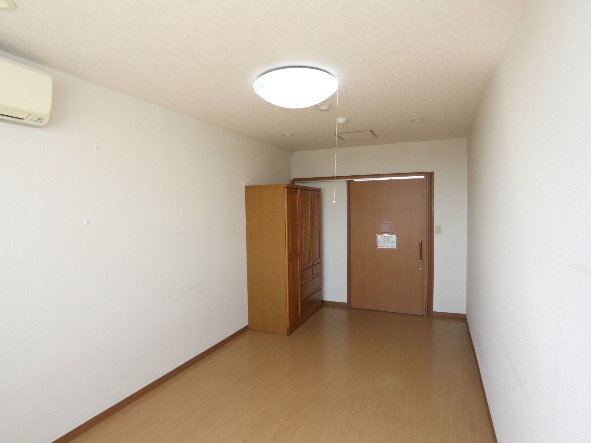 居室の床は、段差のないバリアフリーとなっている。また室内にはクローゼットがあり、壁に空調設備が取り付けられている。