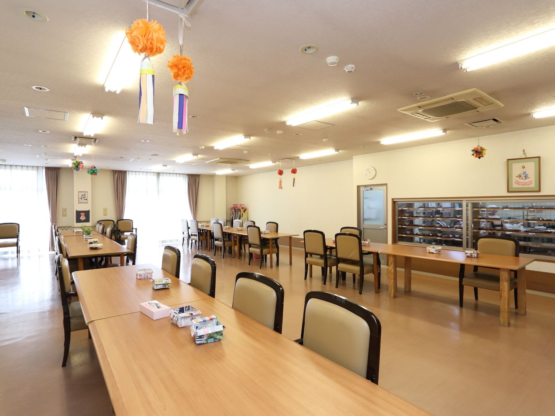 ダイニングルームには配膳台のついた、キッチンが併設されている。またフロアの天井には、埋込み型のエアコンを完備している。