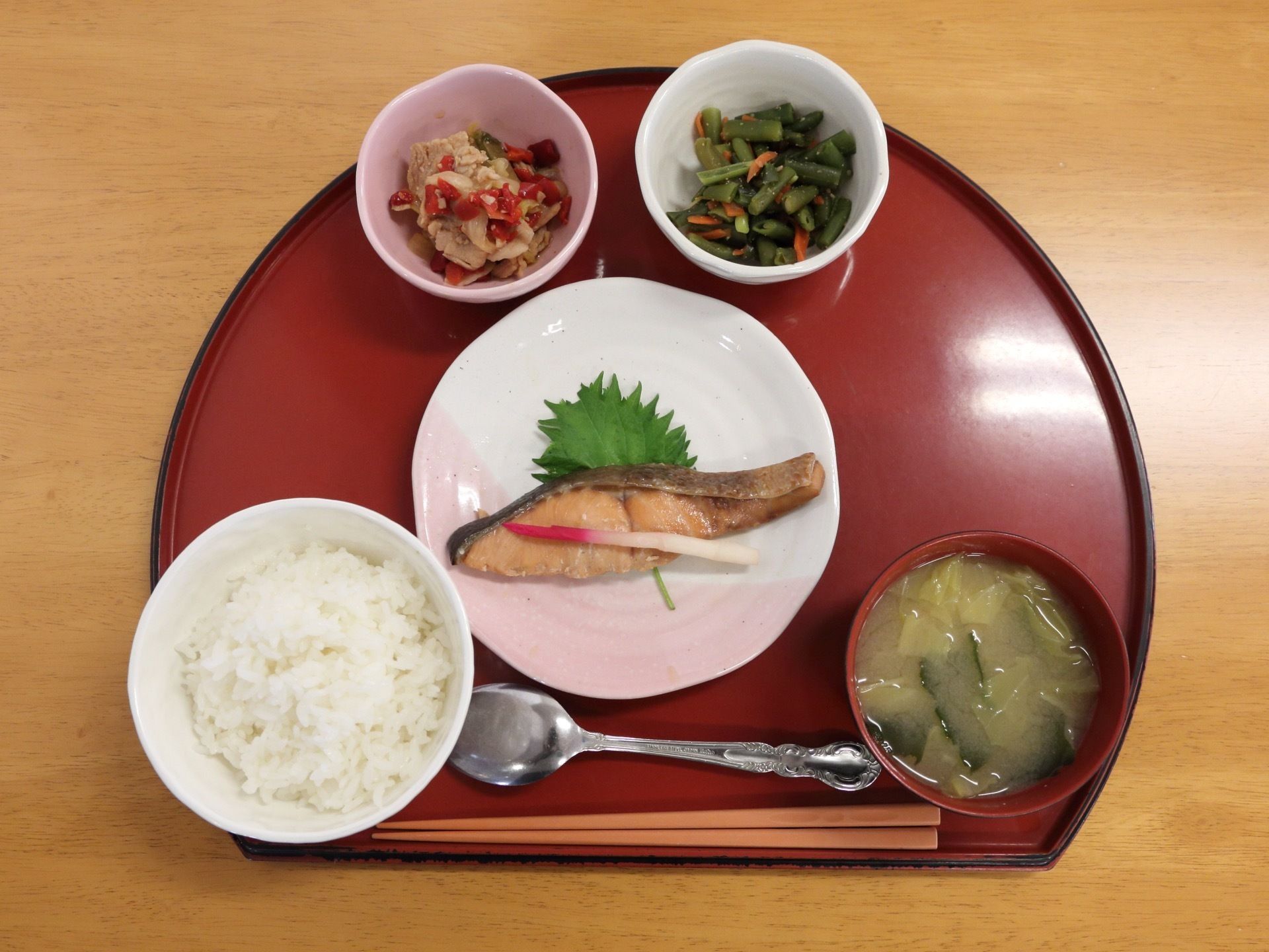 グループホームで提供されている食事は、焼き魚やおひたしに煮物など、バラエティーに富んだメニューとなっている。