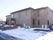 雪が溶けず残っている日の施設の外観である。鉄筋コンクリート造の2階建て、茶系のレンガ調で重厚感あるデザインとなっている。