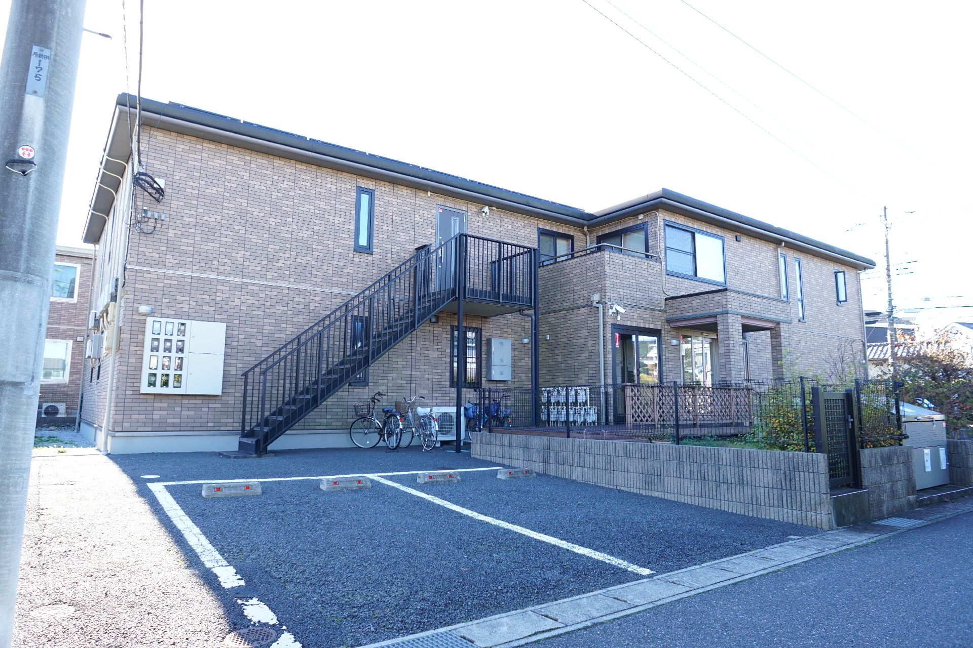 外階段が設置されたサービス付き高齢者向け住宅の外観