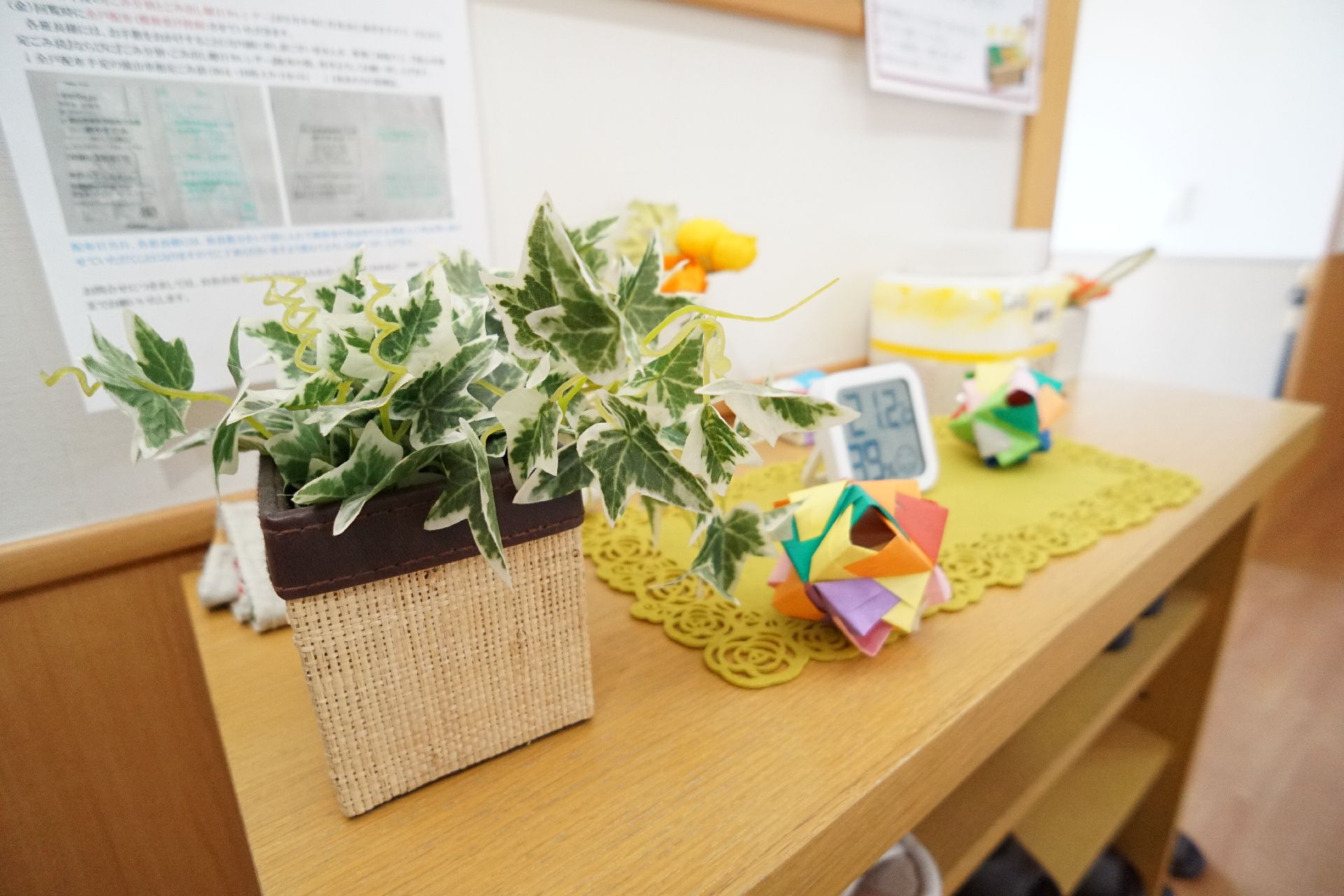 グリーンと紙で作った作品が飾られた靴箱