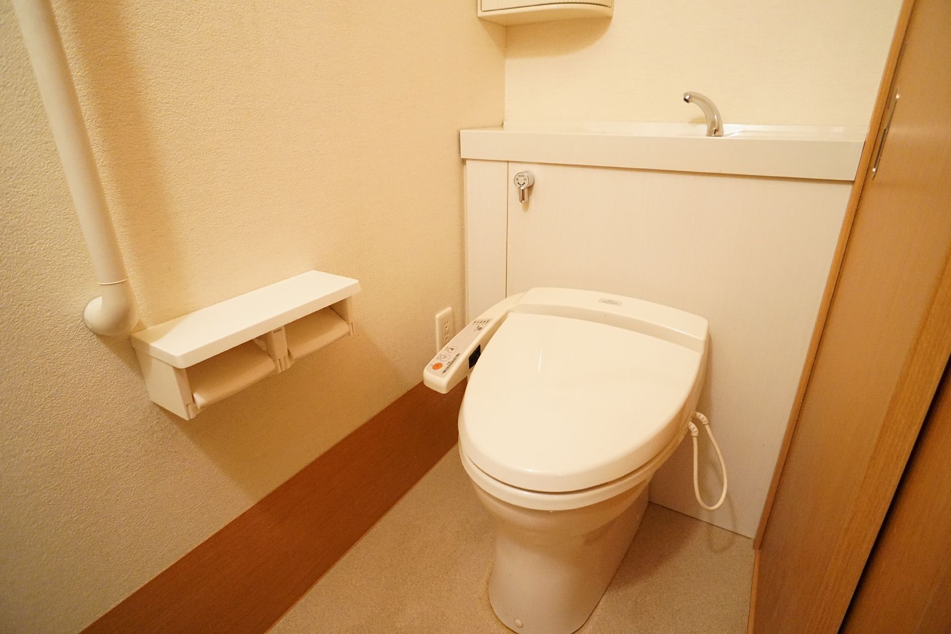 手すりが設置された個室トイレ