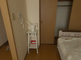 明るい居間のある部屋の内装
