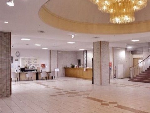 天井の高い開放感のある空間と、シャンデリアが豪華なエントランスホール