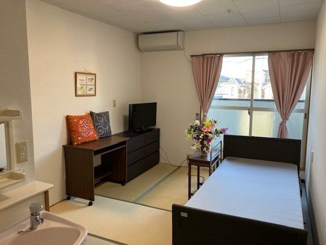 窓がある明るい居室である。ベッドがあり、転落防止の柵が取り付けられている。朝まで安心して眠ることができる。