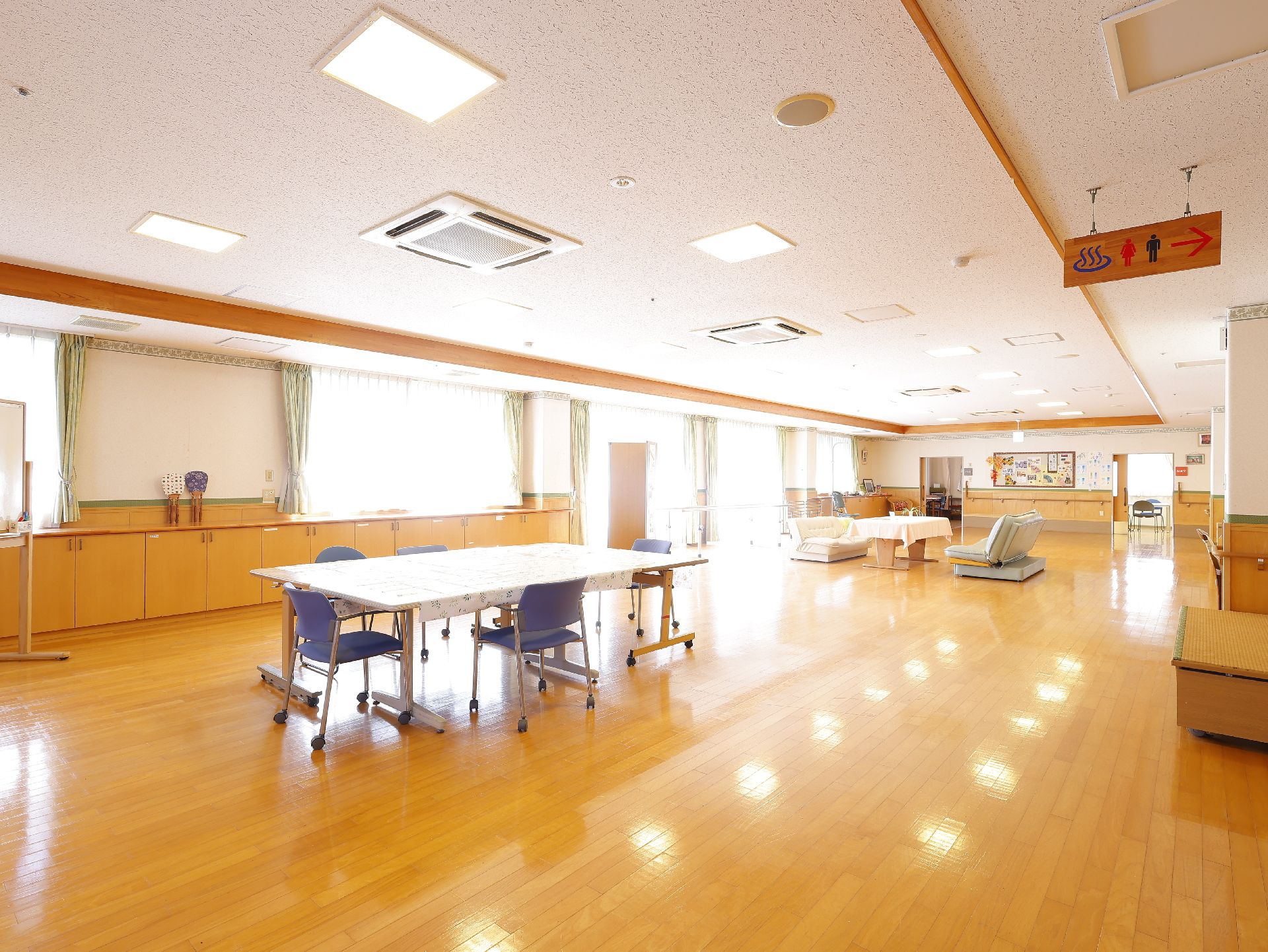 大きな窓の付いた共有スペース