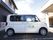 白い車体に緑の文字で施設名が記載された送迎車