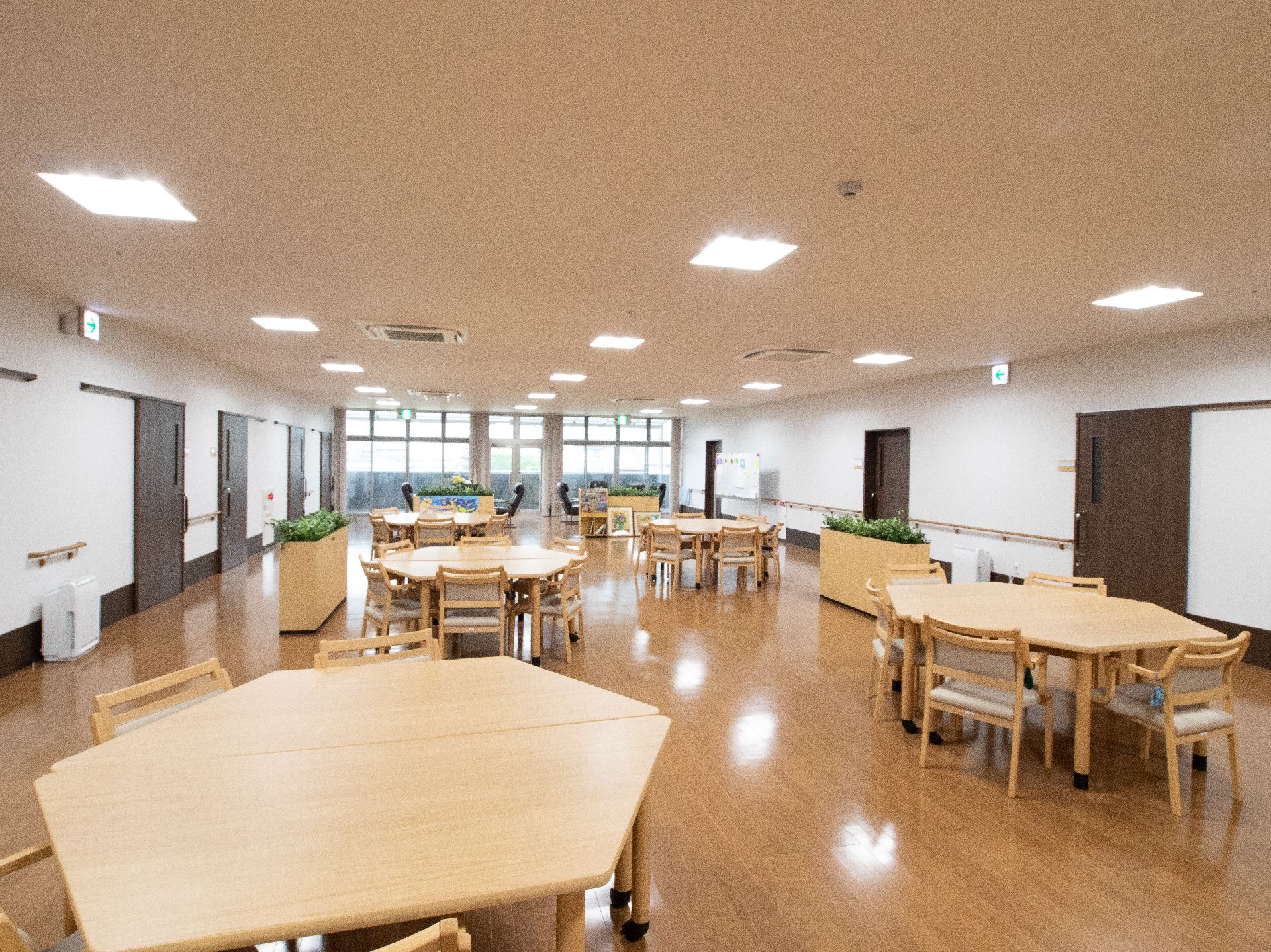 六角形のテーブルが何台か設置され、座った人の全員の顔を見ながら話せる談話スペース
