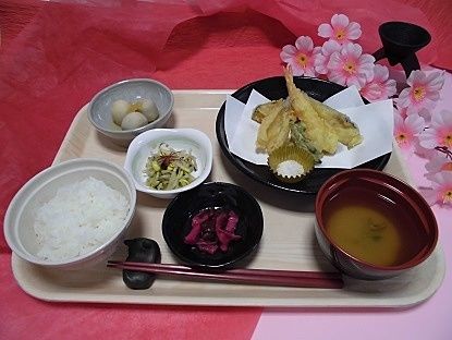 天ぷらと芋の煮物にご飯と味噌汁が付いた献立