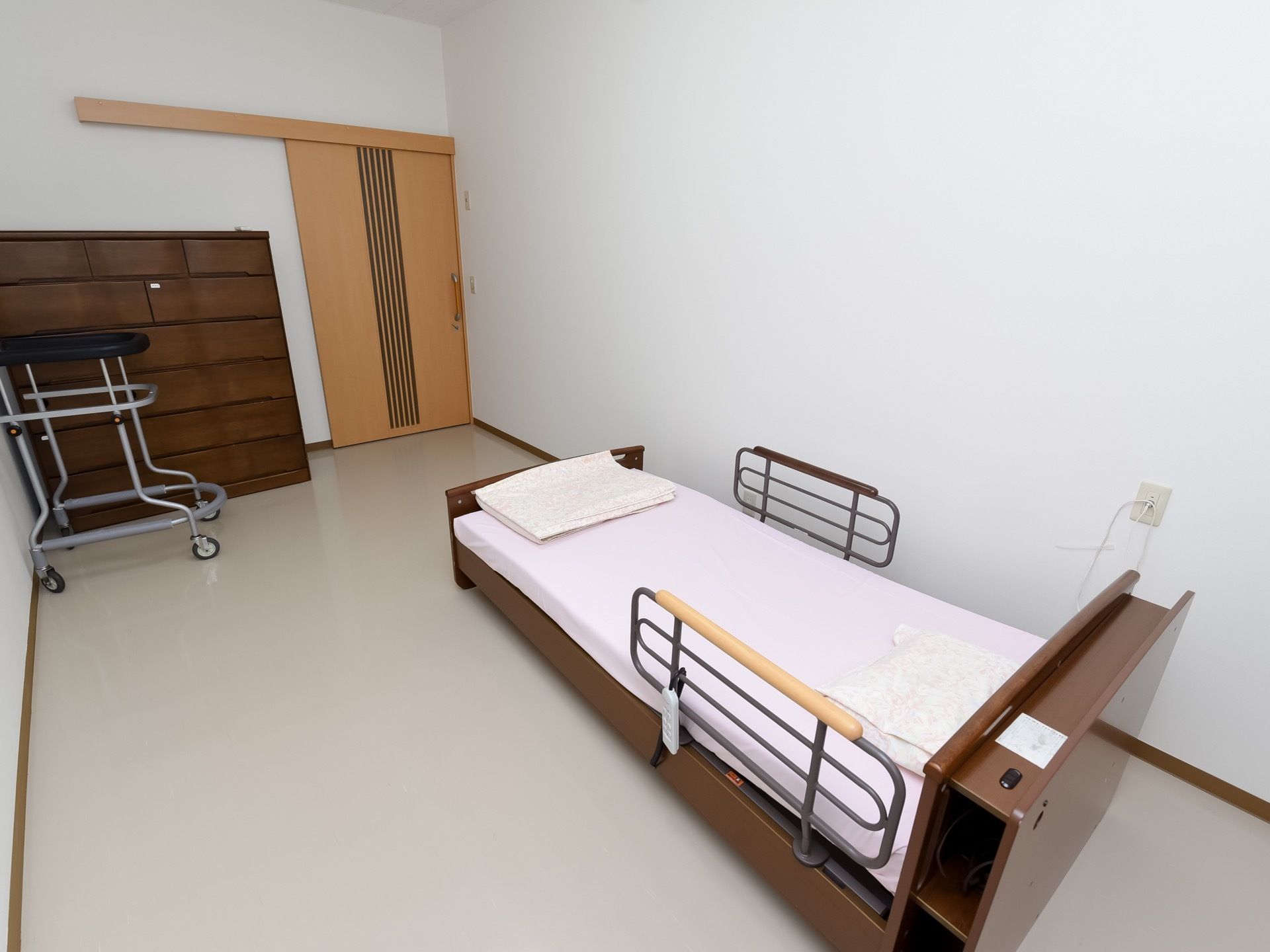 居室は全て個室になっている。電動介護ベッドは備え付けられている。好きな家具を持ち込んで、快適に生活できるようにすることができる。