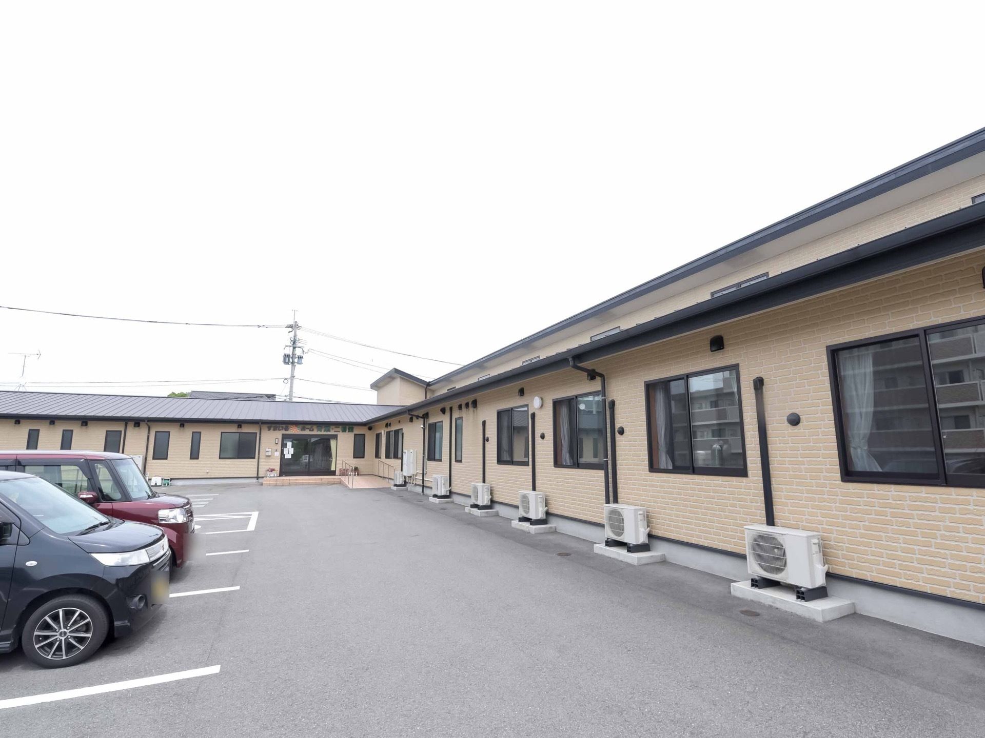 Ｌ字型の平屋建ての建物である。建物沿いに駐車場が並び広々としている。周囲に高い建物はなく、閑静な住宅街の中にある。
