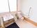 共有トイレは広いスペースを確保している。手洗い洗面台、緊急用ボタンが付いている。安全に利用できるように、要所に手すりを配置している。