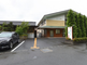 静かな住宅街に位置する施設外観