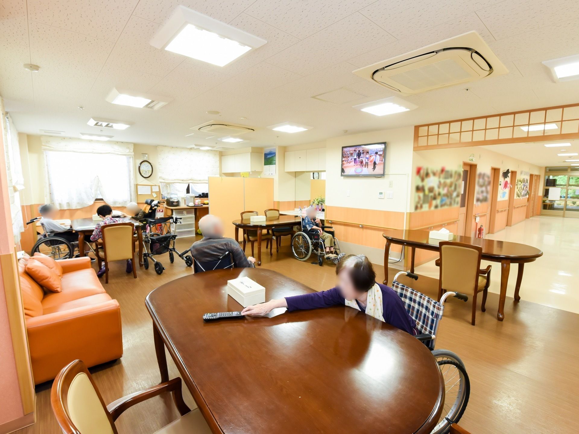 お部屋を囲むように設置された窓からは明るい陽の光が差し込み、あたたかい空気の中でゆっくりと安らぐことのできる空間になっている。