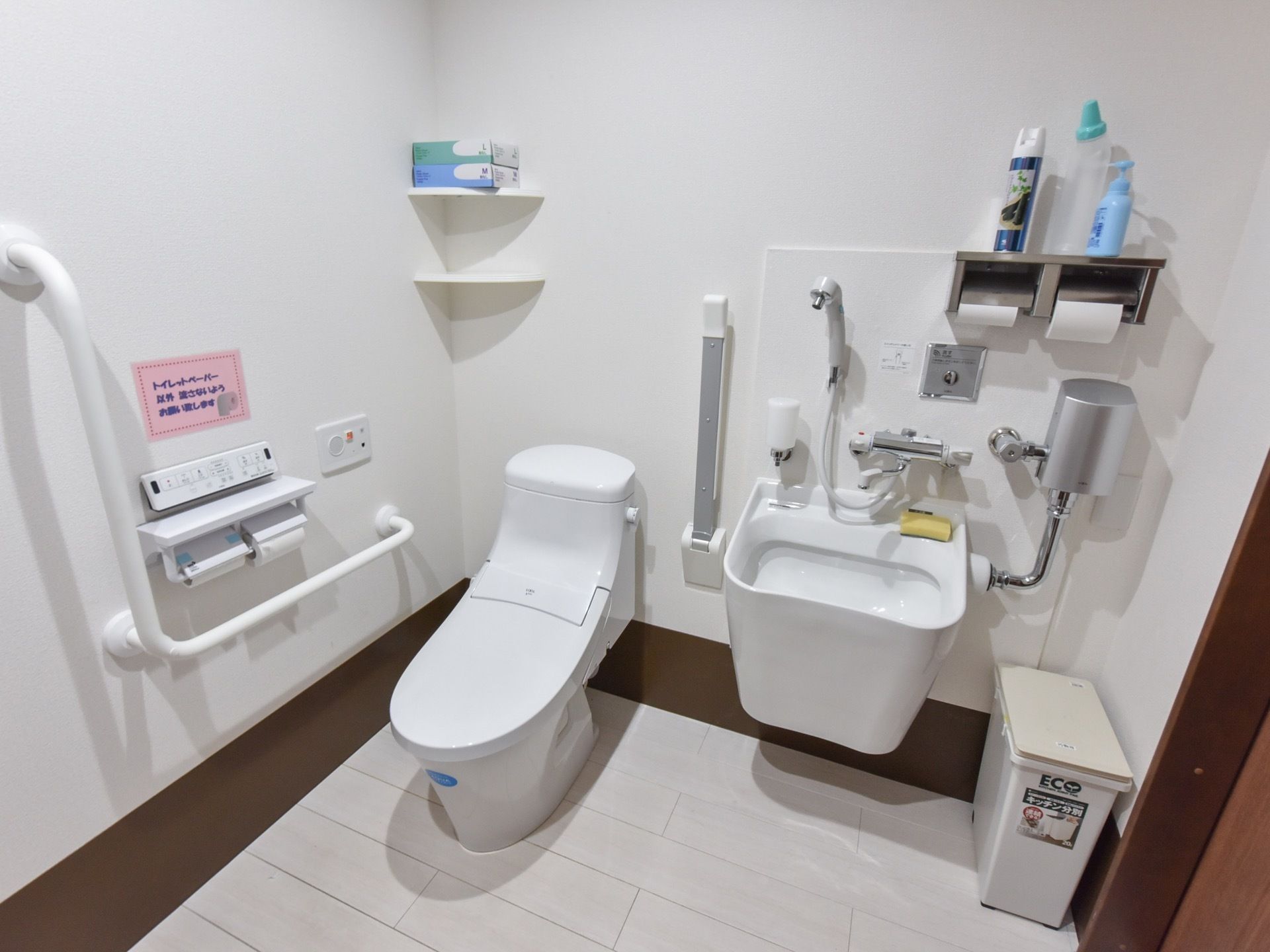 トイレは広々としており、白が基調で清潔感のあるスペースである。オストメイトに対応したトイレになっている。